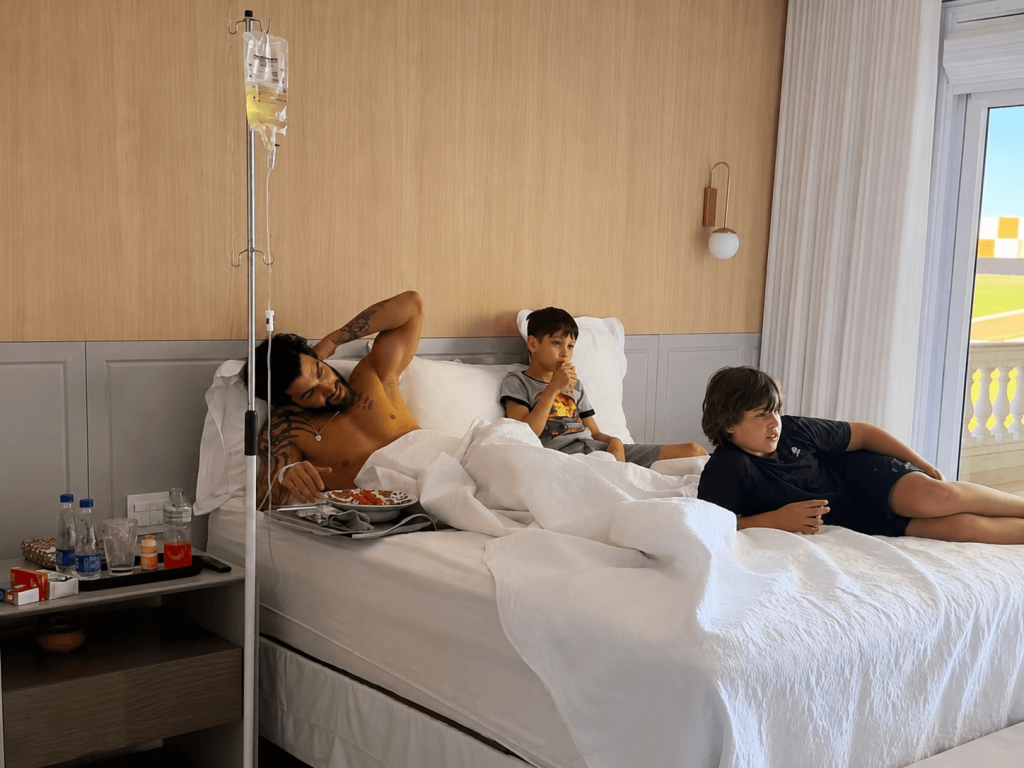 Gusttavo Lima aparece acamado enquanto assiste jogo do Brasil e